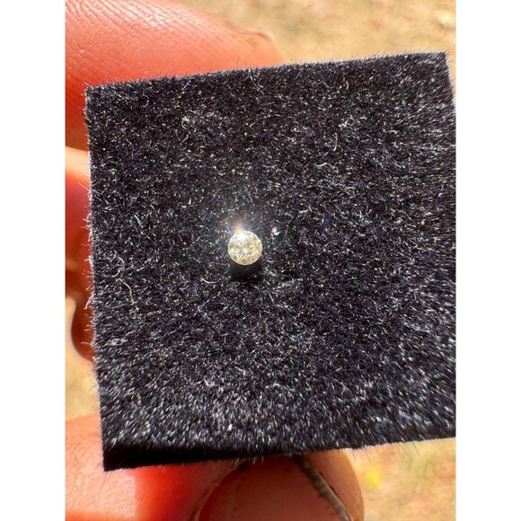 0.015 carat Natural Diamond 1.5mm - Picture 7 of 8